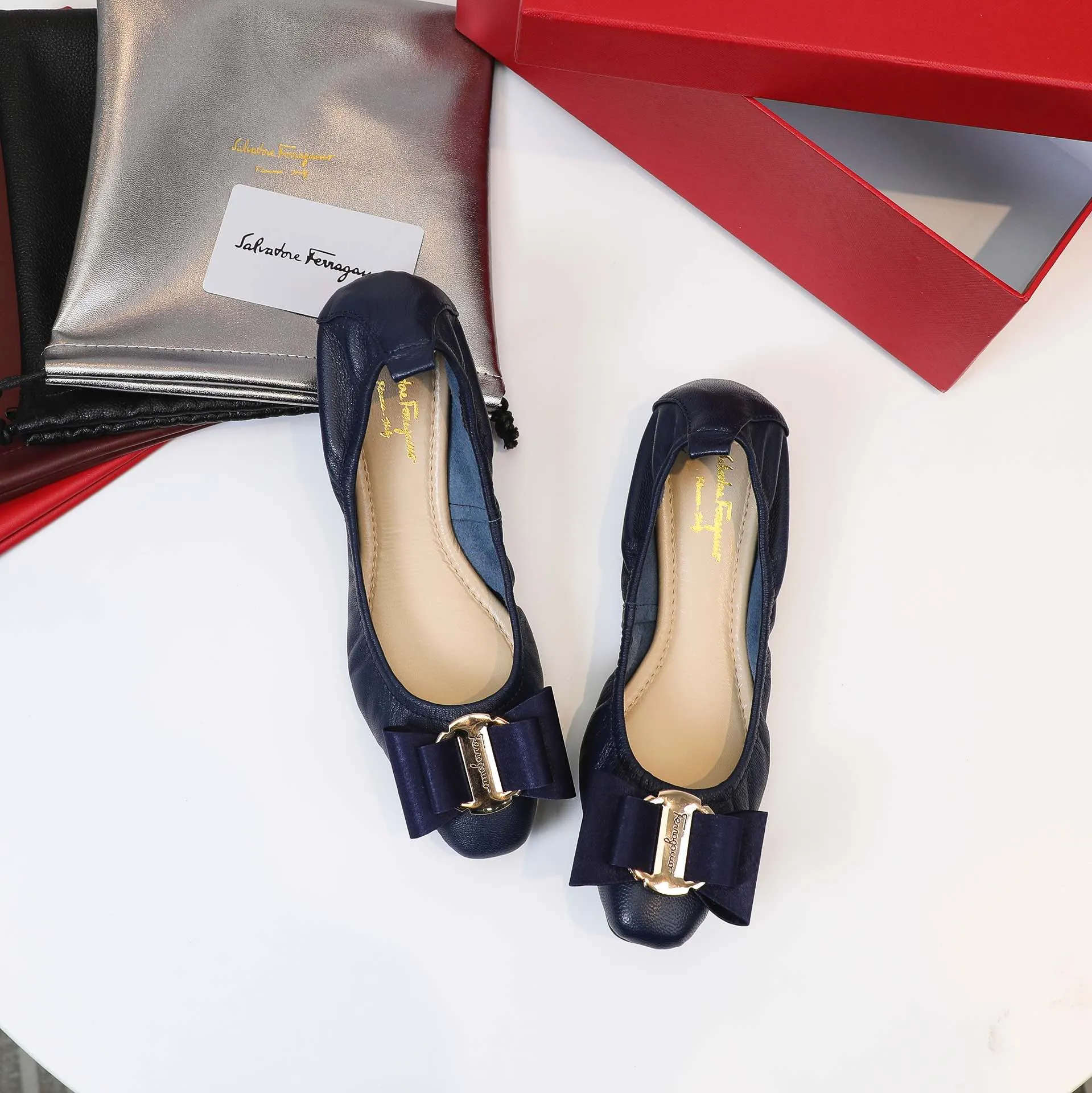 👟👟Ex-factory price 360👟👟 Early spring new style Salvatore Ferragamo hot style small square toe egg roll shoes [wit] 5mm high elastic latex, so soft you want to cry❗️The toe is equipped with Ferragamo's signature hardware butterfly🦋 buckle. Newly opened mold and upgraded outsole, 1cm heel is comfortable and not tiring. Upper: mixed sheepskin Inner pads: light goatskin (non-fading) Color: black, white, gun, red, burgundy, blue, pink Code number: 34-41